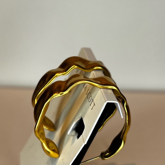 Kendra Scott Vintage Gold Hoop Earring - Picture 4 of 4